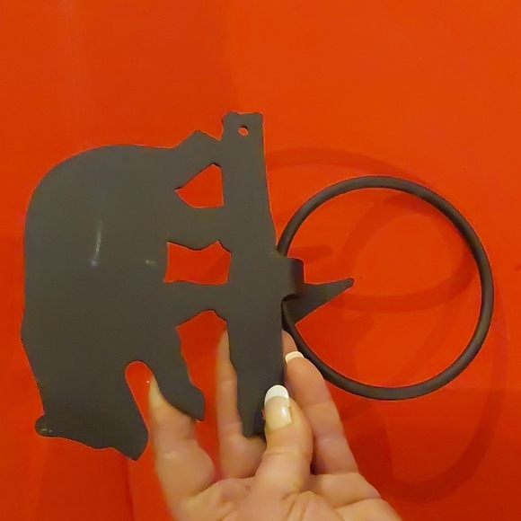 Metal bear towel holder - Picture 2 of 3
